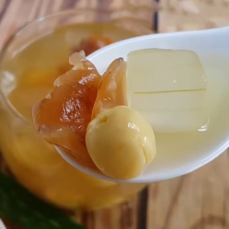 Chén chè hạt sen nha đam nhãn nhục thơm ngon đã hoàn thành