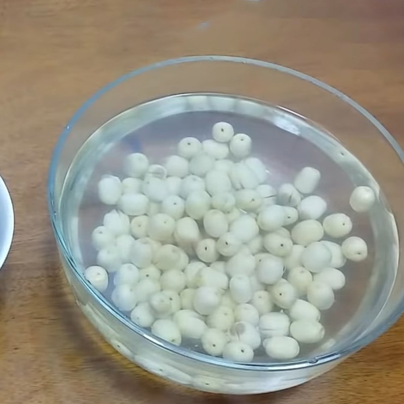 Sơ chế hạt sen để nấu chè hạt sen nhãn nhục nha đam