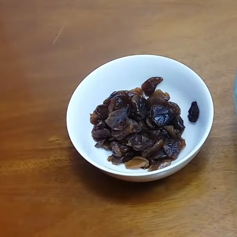 Ngâm và làm sạch hạt sen cho món chè hạt sen nhãn nhục nha đam