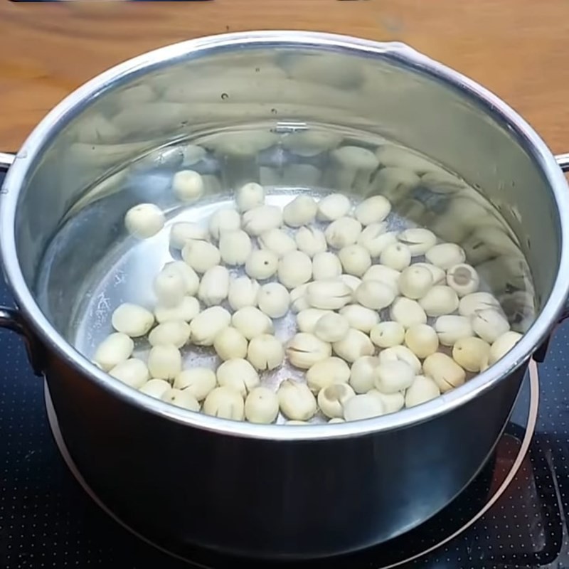Nấu hạt sen mềm bùi làm chè hạt sen nhãn nhục nha đam