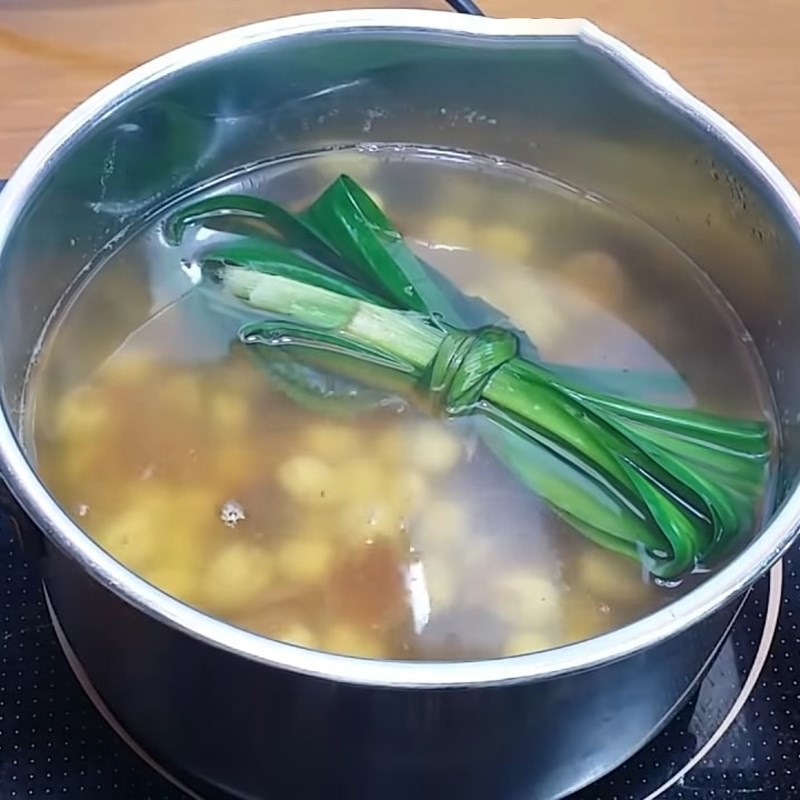 Cho nhãn nhục vào nồi chè hạt sen, khuấy đều