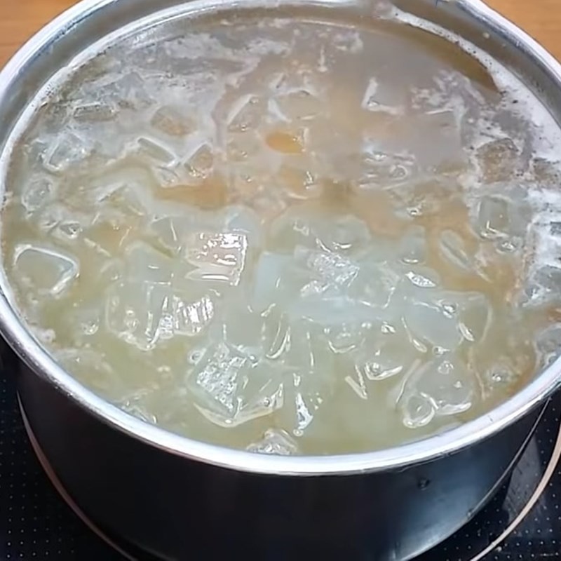 Thêm nha đam giòn sần sật và vani vào chè hạt sen nhãn nhục