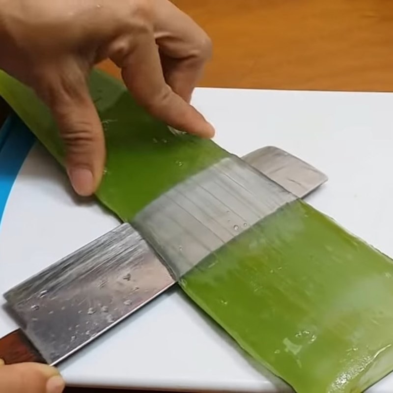 Gọt vỏ nha đam để chuẩn bị cho chè hạt sen nha đam nhãn nhục