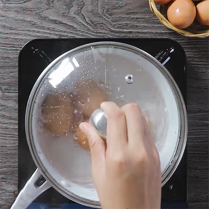 Những quả trứng gà đã luộc chín và bóc vỏ sạch sẽ
