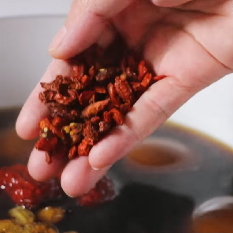 Nồi chè hột gà trà tàu đã hoàn thành với trứng và các loại thảo mộc