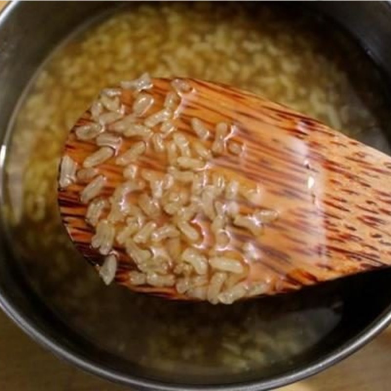 Hỗn hợp chè gạo nếp đang được sên trên bếp, hòa quyện đường và nếp