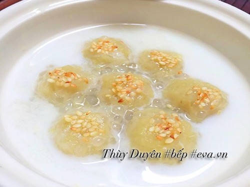 Món chè khoai nóng hoàn chỉnh, trình bày đẹp mắt, sẵn sàng để thưởng thức