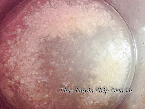 Bột báng đã luộc chín trong suốt, hòa quyện vào nước cốt dừa cho chè khoai nóng