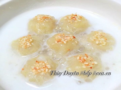 Nồi chè khoai nóng sánh mịn sau khi thêm bột năng và đường, siap để thưởng thức