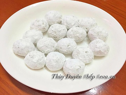 Viên khoai lang đã lăn qua bột năng sẵn sàng để luộc cho món chè khoai nóng
