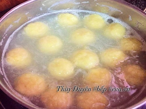 Các viên khoai dẻo đang nổi lên khi luộc, dấu hiệu đã chín tới cho món chè khoai nóng