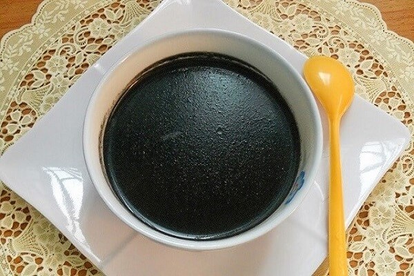Chè mè đen không cần bột sắn dây được trang trí đẹp mắt với nước cốt dừa