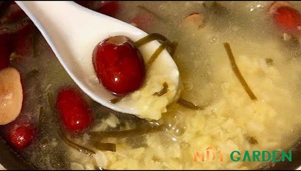 Nồi chè táo đỏ hạt sen đậu xanh đang sôi nhẹ, tỏa hương thơm lừng