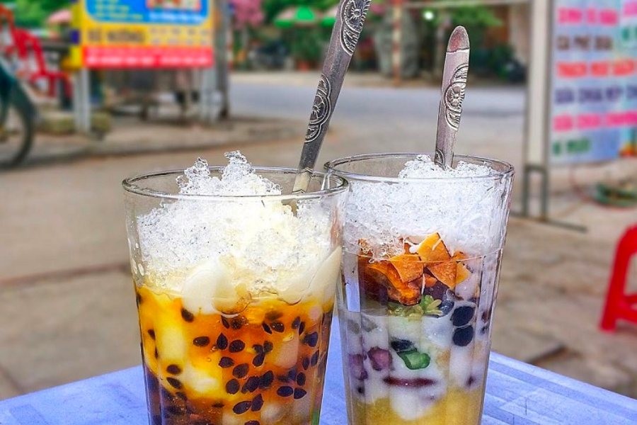 Ly chè thập cẩm miền Trung đầy màu sắc, minh họa cho cách nấu chè đơn giản tại nhà