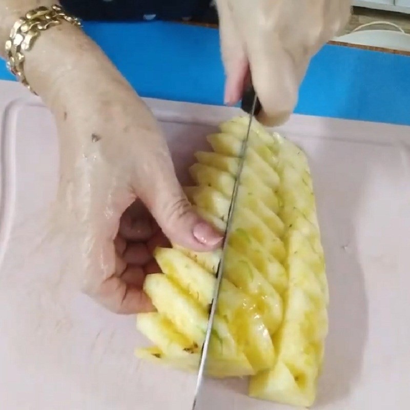 Lá dứa bó gọn gàng để tạo hương thơm cho chè hạt đác