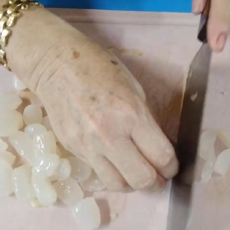 Thơm được cắt lát đẹp mắt cho món chè hạt đác