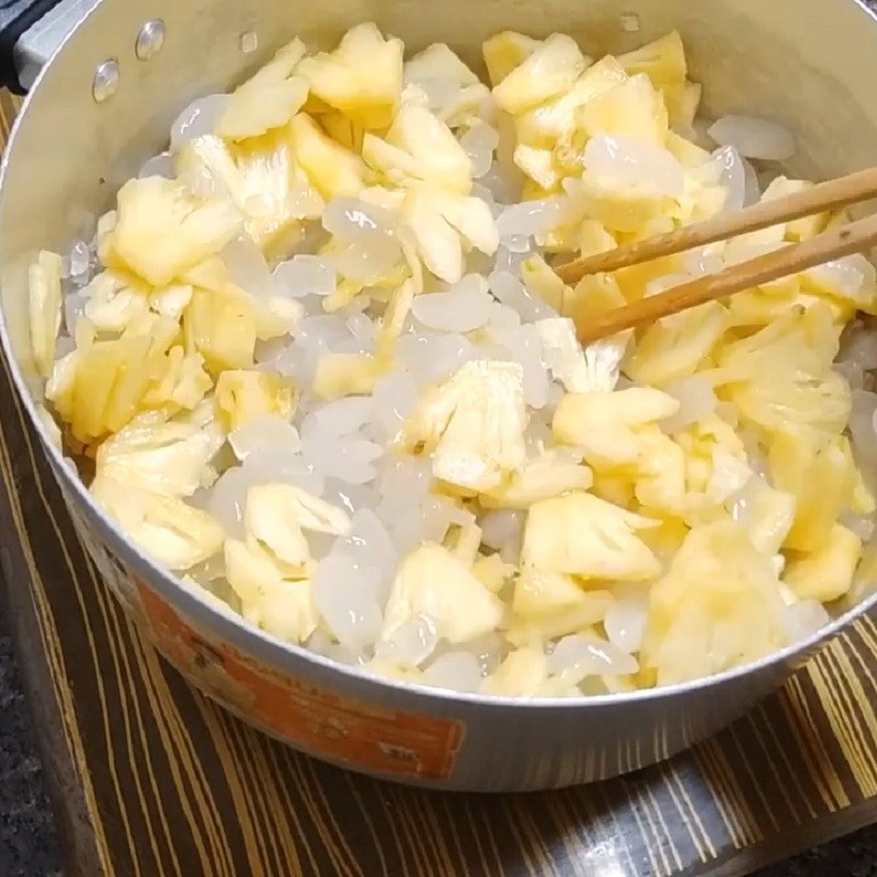 Nồi chè hạt đác thơm đang được nấu trên bếp