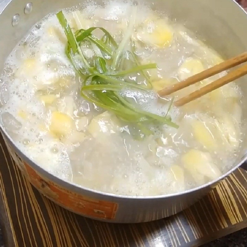 Cho lá dứa vào nồi chè hạt đác để tạo hương thơm