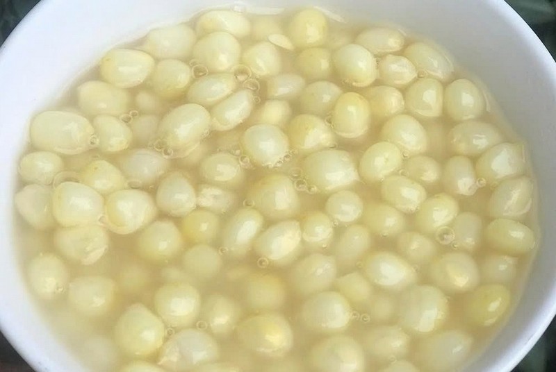 Bát chè ngô bung truyền thống nóng hổi thơm ngon