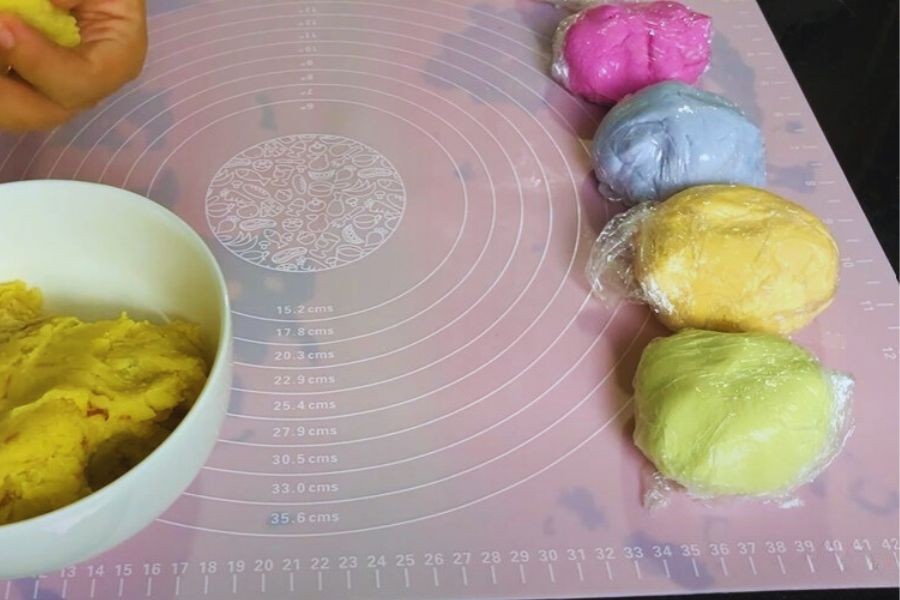 Chia bột thành từng phần và trộn cùng màu nước cốt để làm bánh trôi ngũ sắc