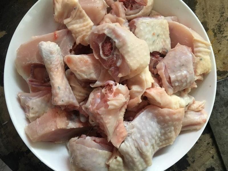 Sơ chế gà sạch và cắt miếng vừa ăn cho món lẩu gà Thái
