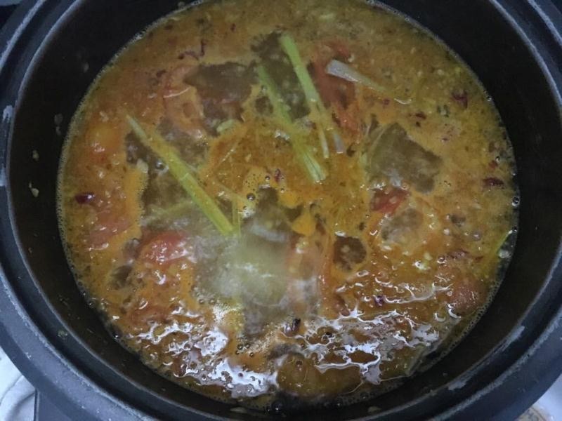 Nêm nếm gia vị lẩu Thái và cho thịt gà vào nấu