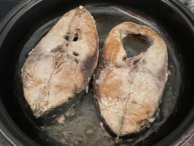 Chiên sơ cá cam giúp thịt cá săn chắc, không nát khi nấu canh cá với quả me