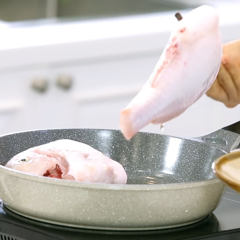 Chiên sơ cá diêu hồng trên chảo dầu nóng