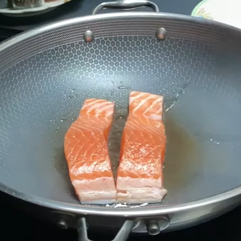 Chiên sơ cá hồi trước khi cho vào canh củ cải