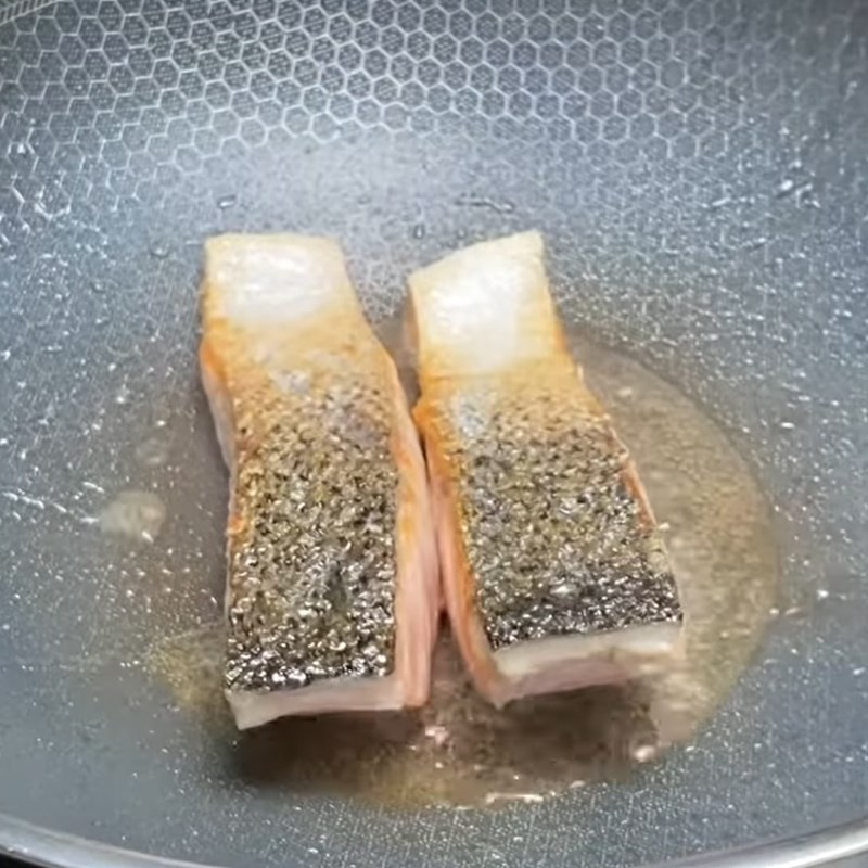 Cá hồi chiên vàng đều hai mặt để nấu canh củ cải