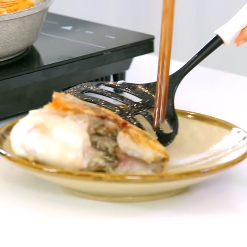 Cá chiên sơ được vớt ra đĩa