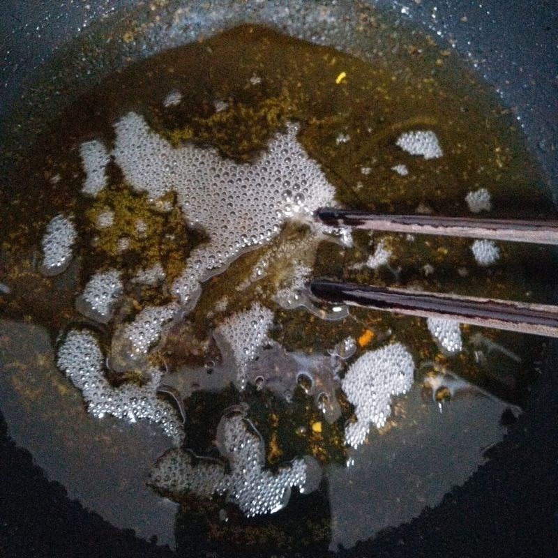 Chiên cánh gà vàng đều các mặt trong chảo dầu nóng