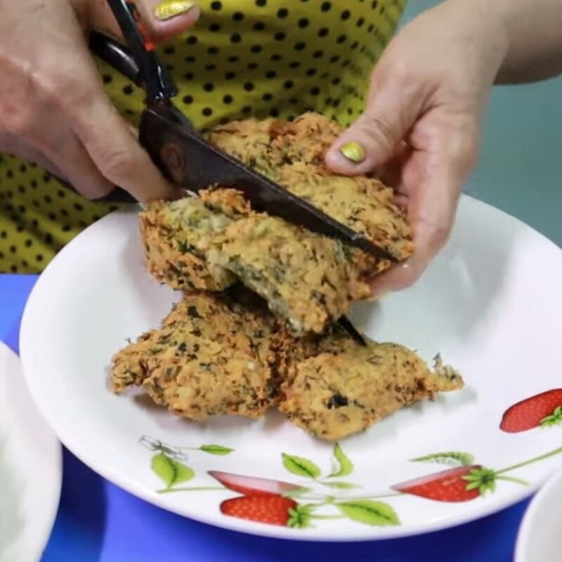 Những miếng chả cá chay vàng ươm, giòn rụm sau khi chiên