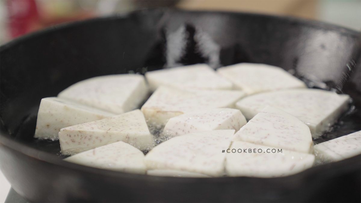 Chiên khoai môn vàng đều cho món vịt nấu chao khoai môn bùi ngon