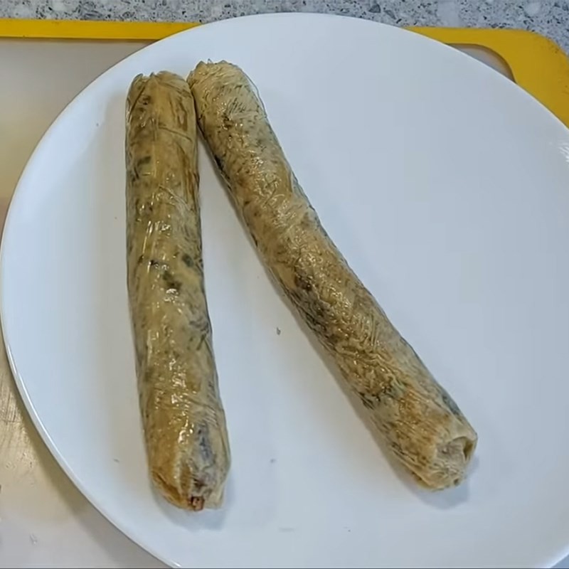 Chiên lòng chay trên chảo dầu nóng