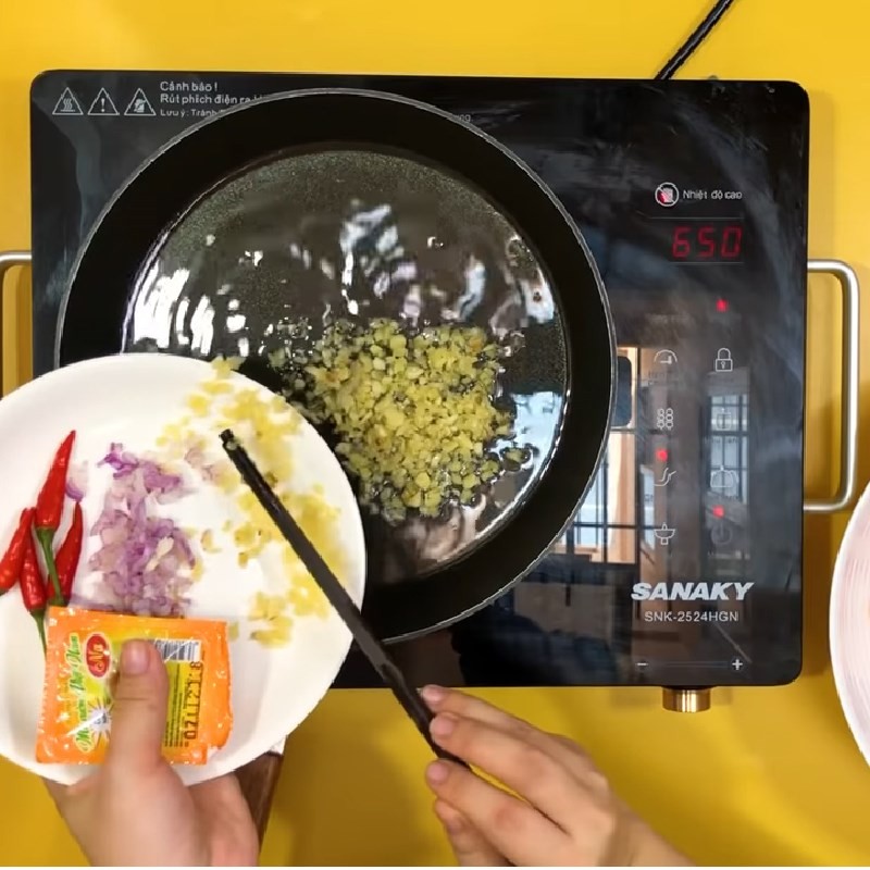 Phi thơm tỏi băm để tạo hương vị cho canh chua cá hú