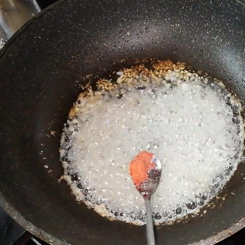 Cá trắm đang được ướp gia vị trước khi chiên sơ để nấu canh