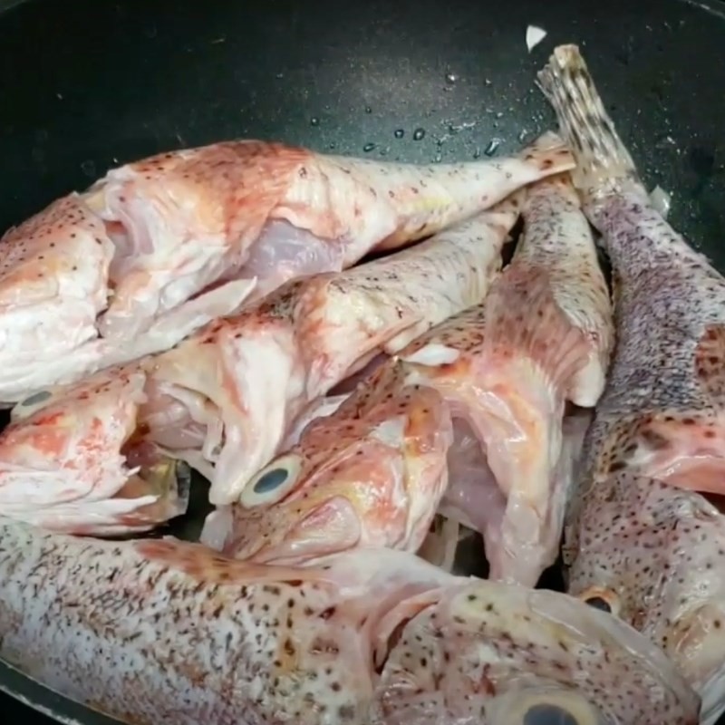 Chiên sơ cá mú trên chảo để thịt cá săn chắc, không tanh khi nấu cháo