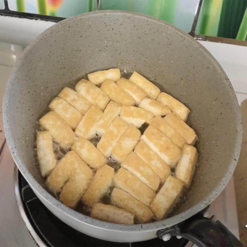 Chiên chả chay và chả nấm để ăn kèm bún nước lèo chay