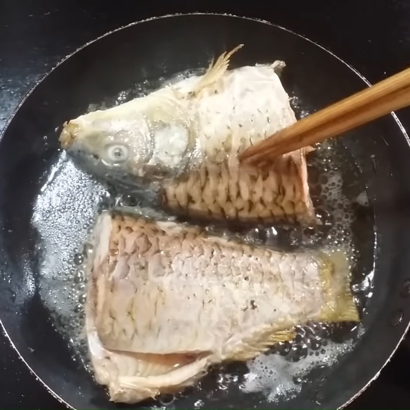 Cá chép sau khi chiên sơ