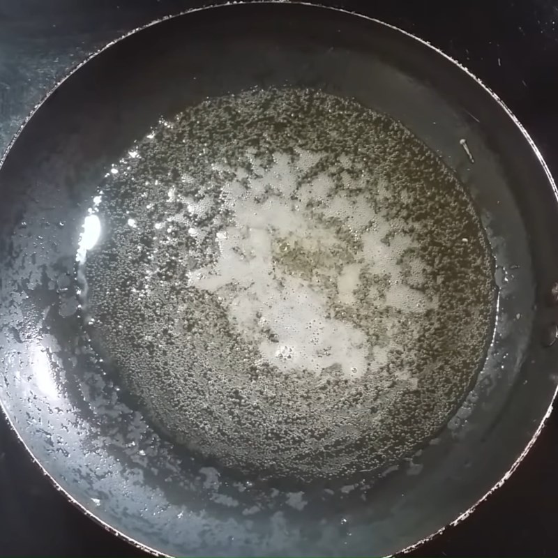 Chiên cá chép sơ để thịt săn lại