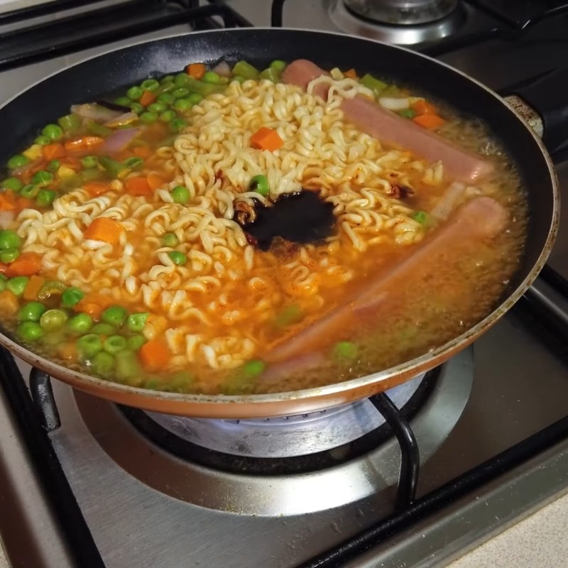 Thêm gói gia vị và hoàn thiện món mì Samyang thập cẩm