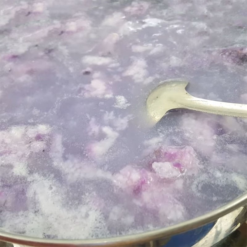 Hình ảnh nồi canh khoai mỡ đang sôi, thêm gia vị và khoai mỡ vào nồi