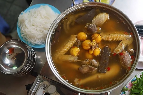 Cho lẩu gà hấp hèm vào nồi nhỏ, đun sôi và thưởng thức cùng bún và rau nhúng