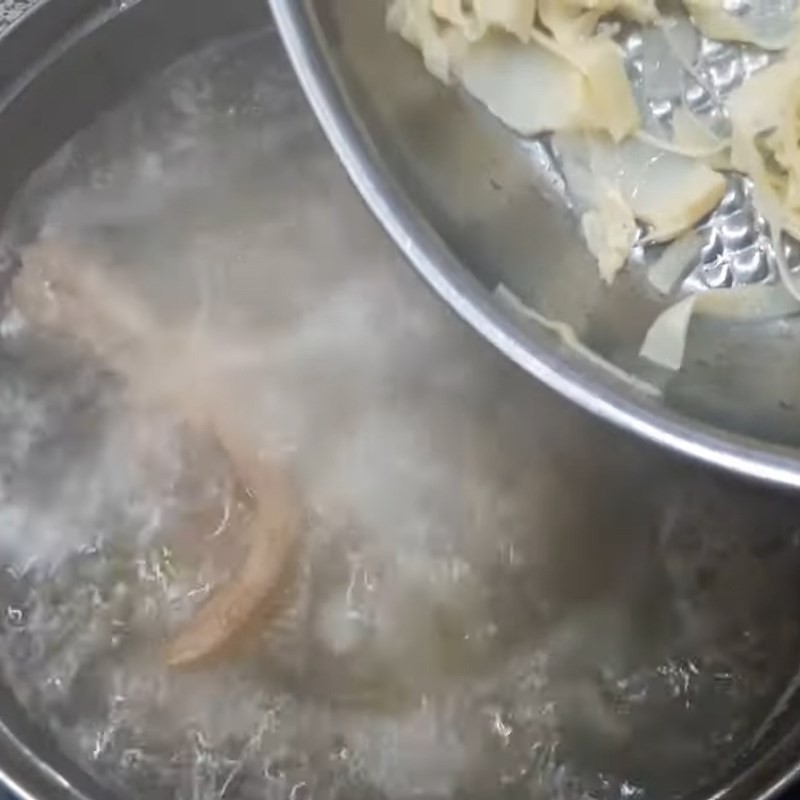 Nêm thêm các loại gia vị như muối và hạt nêm vào nồi nước dùng khi ninh ngan, đảm bảo vị đậm đà cho món bún ngan ngon