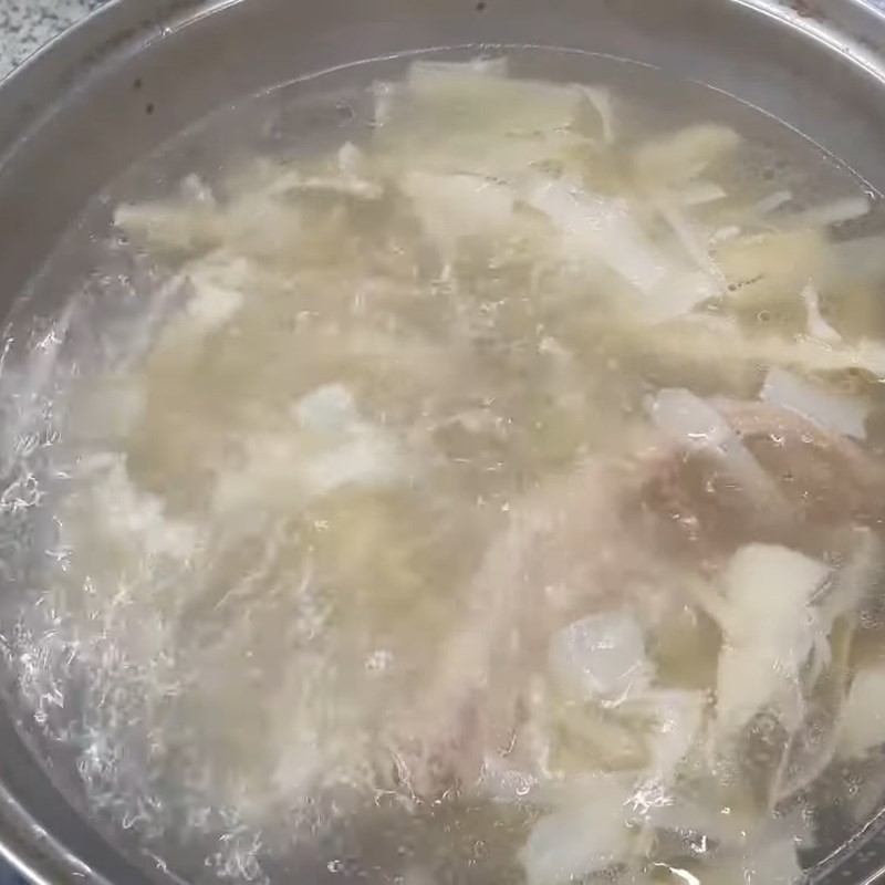 Nồi nước dùng bún ngan cùng măng chua đang sôi liu riu, tỏa hương thơm lừng, sẵn sàng cho bước trình bày