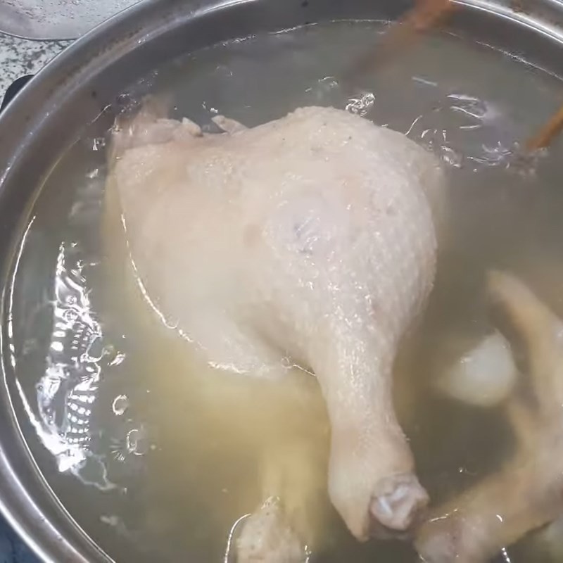 Cho ngan đã sơ chế vào nồi, thêm nước, gừng, hành tím và gia vị rồi ninh lửa nhỏ để có nước dùng ngọt thanh cho bún ngan