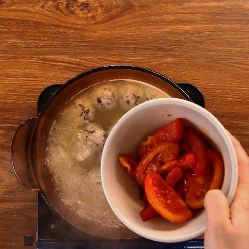 Thả mọc viên vào nồi nước sườn đang sôi, chờ mọc chín nổi lên để tiếp tục nấu bún bung