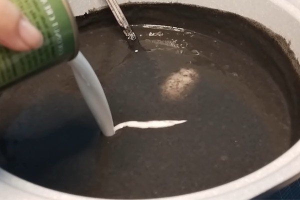Cho nước cốt dừa vào nồi chè mè đen