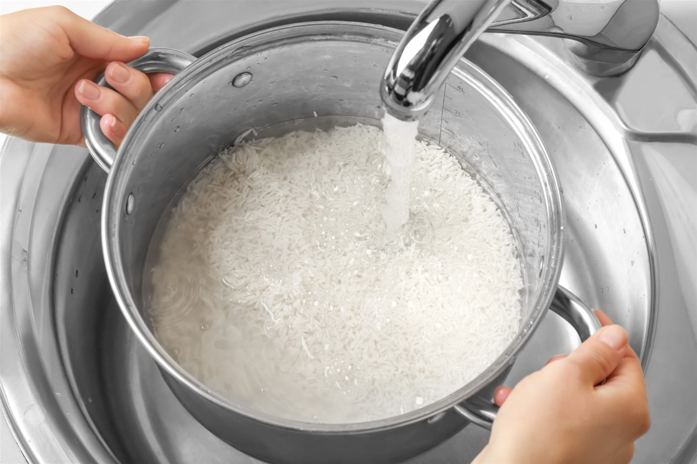 Cho nước vào gạo để nấu cơm bằng bếp điện